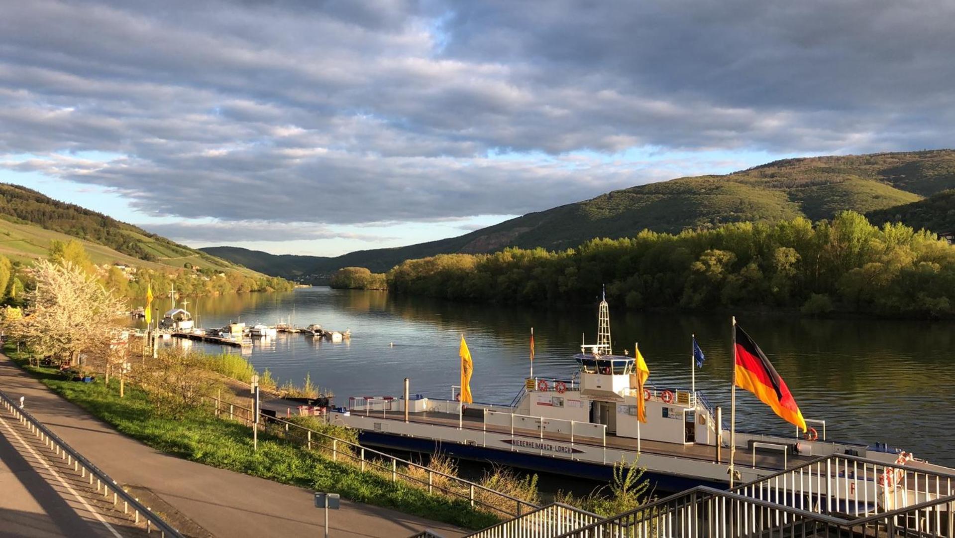 Rheinliebe Bistro Und Pension Лорх ам Рейн Екстериор снимка