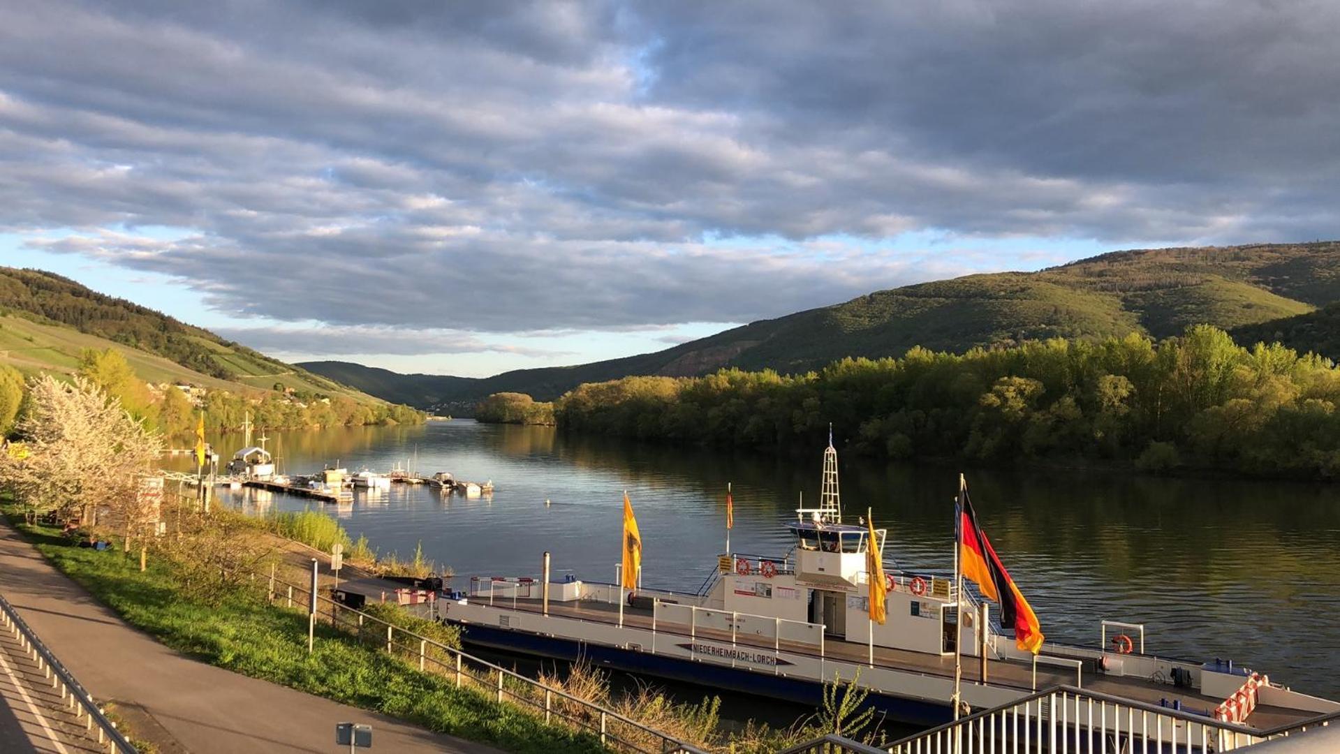 Rheinliebe Bistro Und Pension Лорх ам Рейн Екстериор снимка
